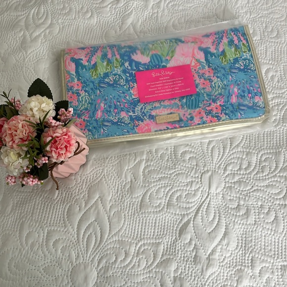 Lilly Pulitzer Travel Organizer in Print Fished My Wish, NWT. - Picture 6 of 7